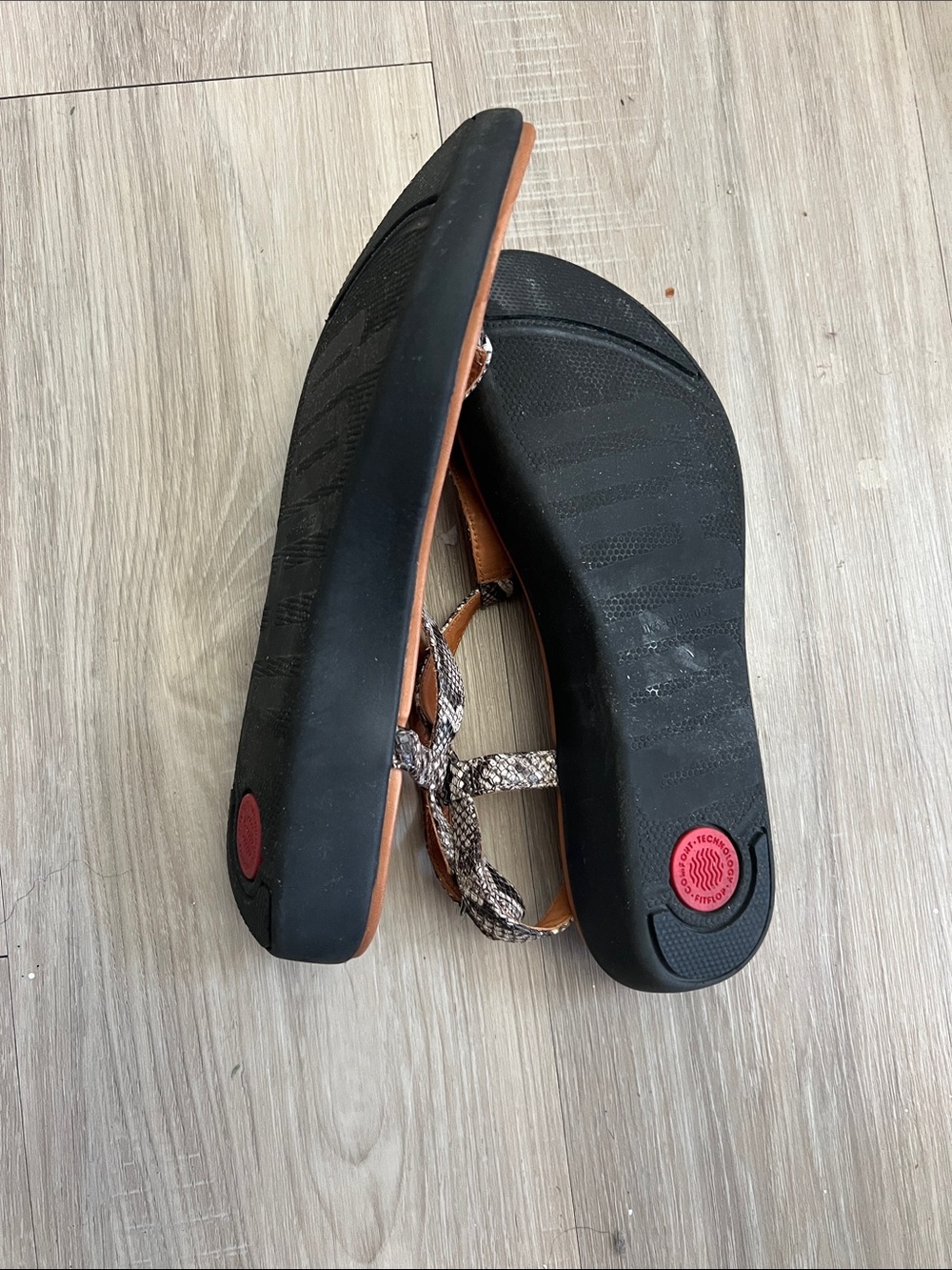 FitFlop womens Tia Toe-thong Sandals
 Snake-Print Straps Sz 7 summer vacation - Picture 8 of 8